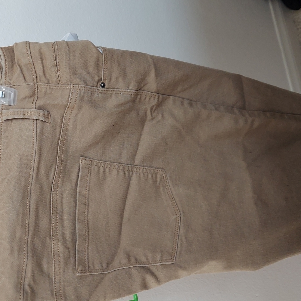 Ladies tan Capri with pockets